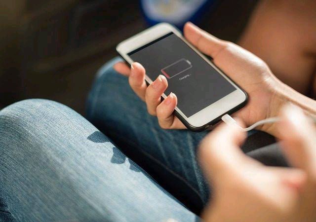 7 Mistakes You Should Stop Doing When Charging Your Smartphone